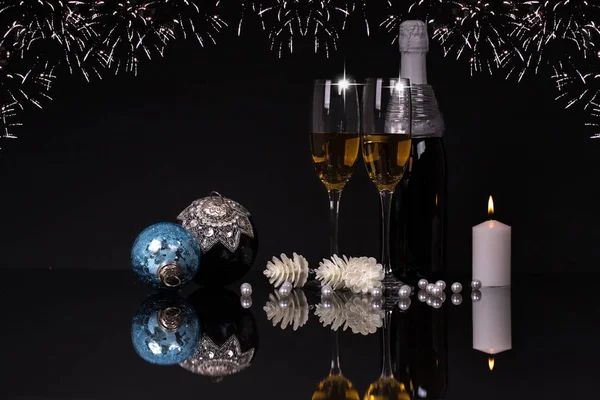 Dois Copos Vinho Com Champanhe Vela Enfeites Natal Fundo Preto — Fotografia de Stock