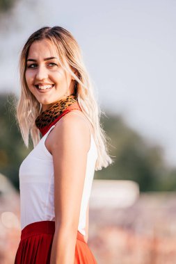 Sahilde sıcak yaz gününde genç ve güzel kadın