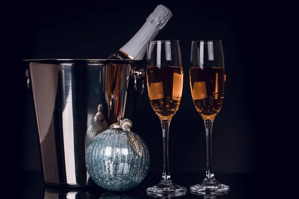 Två Vinglas Med Champagne Flaska Och Christmas Ornament Svart Bakgrund — Stockfoto