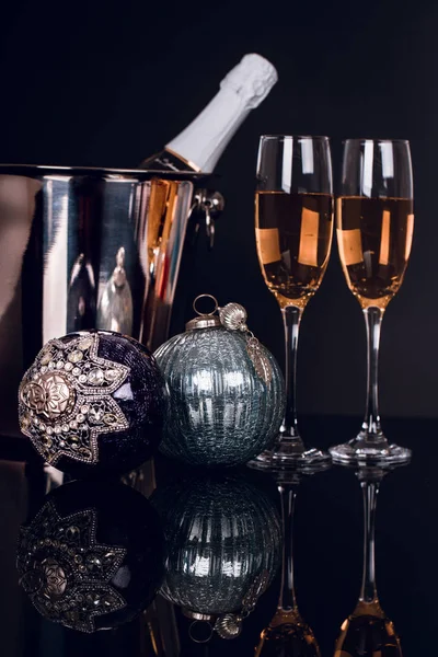 Två Vinglas Med Champagne Flaska Och Christmas Ornament Svart Bakgrund — Stockfoto