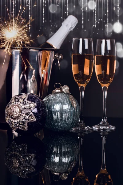 Två Vinglas Med Champagne Flaska Tomtebloss Och Christmas Ornament Svart — Stockfoto