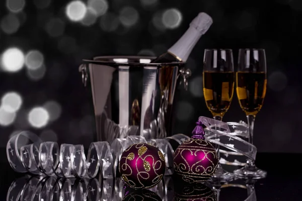 Zwei Weingläser Mit Champagner Flasche Eimer Und Weihnachtsschmuck Auf Schwarzem — Stockfoto