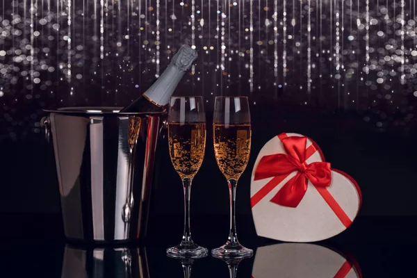 Champagnefles Emmer Met Twee Wijnglazen Doos Van Gift Zwarte Achtergrond — Stockfoto