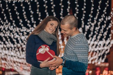 Adam kız arkadaşına Sevgililer günü için bir hediye vermek. -Görüntü