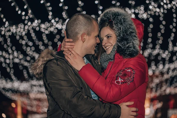 Casal Atraente Amor Abraçando Desfrutando Momento Íntimo Juntos Contra Pano — Fotografia de Stock