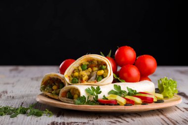 Ahşap arka plan üzerinde sebze ile ev yapımı lezzetli börek. Kopya alanı