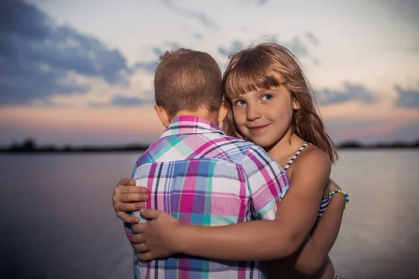 Ragazzino Ragazza Che Abbracciano Sul Molo Legno Vicino Fiume Amicizia — Foto Stock