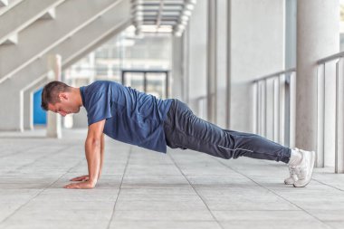 Gönderme yapan bir genç atletik erkek resmi bir spor merkezinde ups sabah egzersiz için hazırlanıyor. 