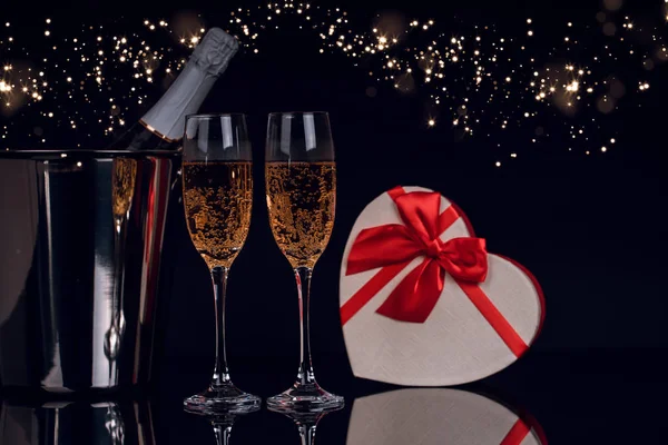 Champagnefles Emmer Met Twee Wijnglazen Doos Van Gift Zwarte Achtergrond — Stockfoto