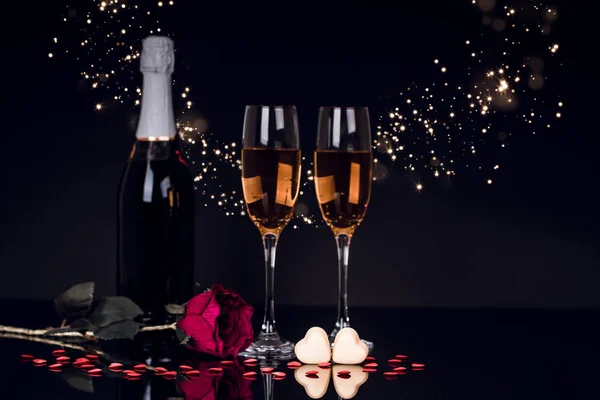 Botella Champán Con Dos Copas Vino Rosa Chocolates Forma Corazón —  Fotos de Stock