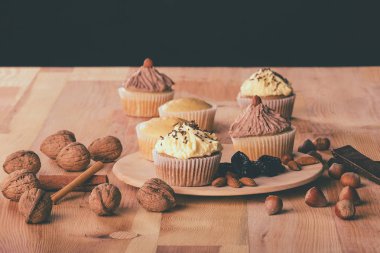 Ev yapımı kek kek Çikolata ve vanilya krem, ceviz, fındık ve badem ahşap tahta-image