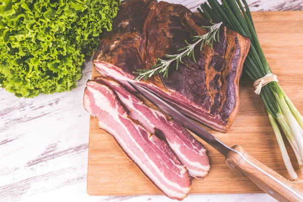 Bacon Affumicato Con Rosmarino Lattuga Coltello Sul Tavolo Legno Immagine — Foto Stock