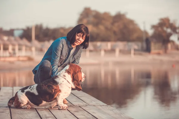 Портрет Красива Молода Жінка Грає Собакою Річка Щасливі Жінка Сидить — стокове фото