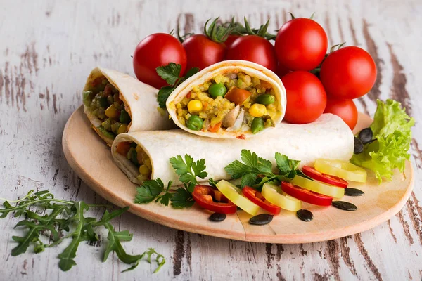 Hausgemachte Leckere Burritos Mit Gemüse Auf Einem Hölzernen Hintergrund Kopierraum — Stockfoto