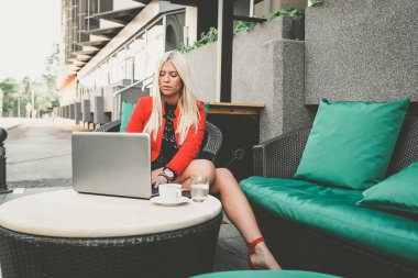 Açık havada çalışan. Laptop güzel açık kafe, Bayan öğle üzerinde çalışma, çok ciddiyim, iş zevk genç ve güzel bir iş kadını. -Görüntü