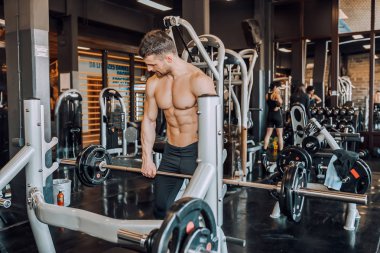 Egzersiz ve spor salonunda - görüntü çalışma dışarı kaslı adam kararlı