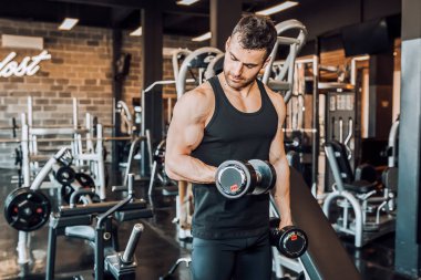 Yakışıklı halterci spor salonunda dumbbells ile çalışma dışarı. -Görüntü