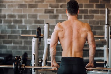 Spor salonunda ağırlık kas vücut geliştiricisi. -Görüntü