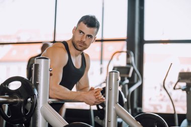 Sağlıklı genç adam sağlıklı kulüpte dinlenme egzersiz sonra-spor salonu görüntü