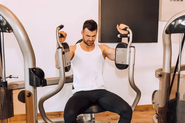 Egzersiz Fitness Spor Salonunda Ağırlık Kaldırma Işi Genç Çekici Yetişkin — Stok fotoğraf