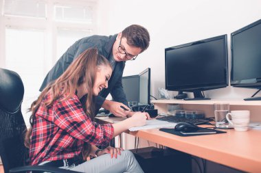 Office belgeleri ile çalışan genç arkadaşları gülümseyerek. Gözlük ve tartışma masada oturan kadın giyen genç adam. Takım çalışması ve iş ilişkisi kavramı - görüntü