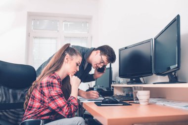 İki genç arkadaşları çalışma planları ve ofis - resim belgelerinde tartışmaya son kararlar portresi