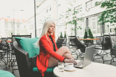 Açık havada çalışan. Laptop güzel açık kafe, Bayan öğle üzerinde çalışma, çok ciddiyim, iş zevk genç ve güzel bir iş kadını. -Görüntü