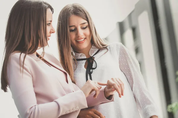 Dos Mujeres Negocios Jóvenes Hablando Comprobando Hora Reloj Imagen —  Fotos de Stock