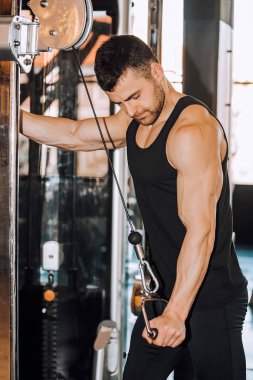 Kaslı adam egzersizleri triceps, yapıyor spor salonunda egzersiz