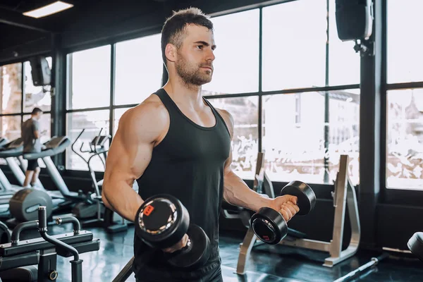 Bello uomo muscoloso che lavora in palestra — Foto Stock