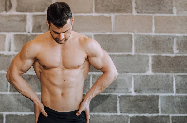 Body builder muscoloso senza maglietta in palestra — Foto Stock
