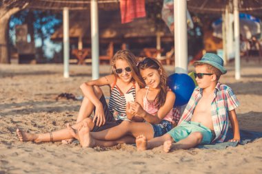 Smartphone komik video izlerken gülmekten çocuk