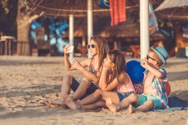 Çocuk kum plajındaki selfie yapma