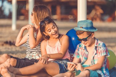 Çocuklar Online Oyunlar birlikte kumsalda oynarken