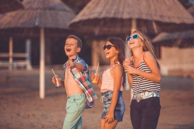 Kumsalda gün anda oynamak mutlu pozitif çocuk