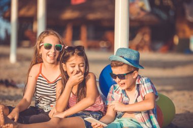 Çocuklar smartphone kum plajındaki komik video izlerken