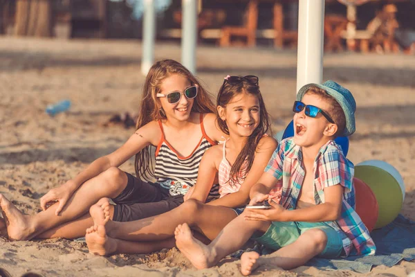 Pozitif çocuk smartphone cep telefonu ile komik video izlerken gülmekten