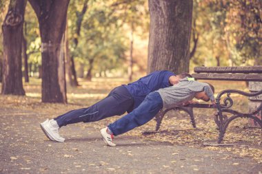 Genç Baba ve oğlu birlikte parkta egzersiz