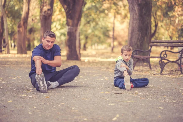 Baba ve oğul birlikte açık havada egzersiz — Stok fotoğraf