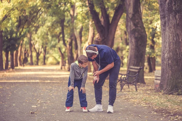 Kleiner Junge und sein Vater machen nach dem Training Pause — Stockfoto