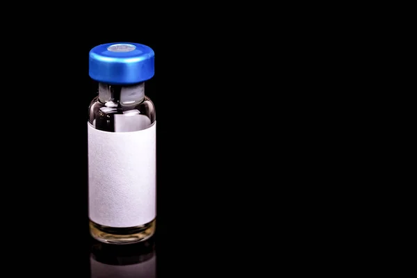 Glasflasche medizinische Nahaufnahme isoliert auf einem schwarzen — Stockfoto