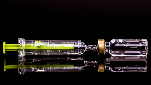 Lékařské skleněné lahvičky a stříkačky pro očkování — Stock fotografie