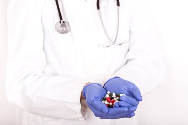 Doktor Tıbbi eldivenler birçok farklı hapları tutan eller
