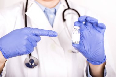 Tıbbi bir ampül tutan doktor