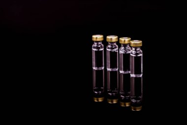 Cam şişe tıbbi yakın çekim üzerinde siyah bir izole