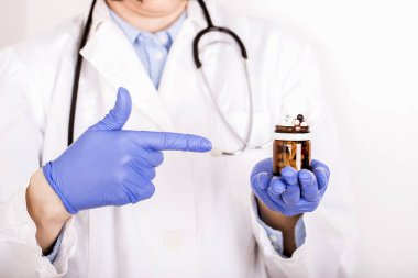 Medikal Ürünler birçok farklı cam şişe tutan ellere