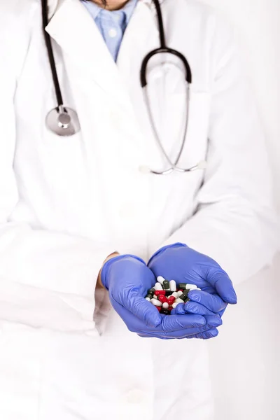 Kvinnliga läkare handen håller många olika piller — Stockfoto