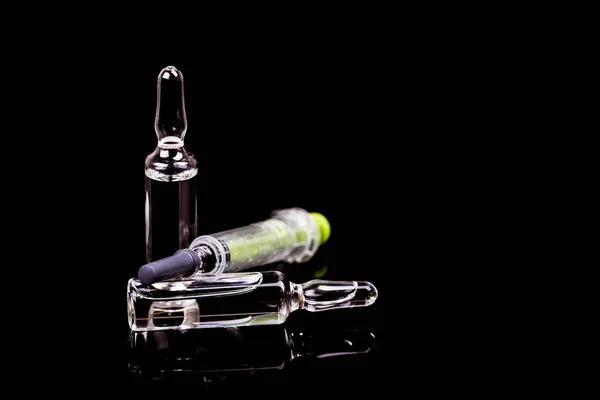 Lékařské lahvičky injekční stříkačky a ampule — Stock fotografie