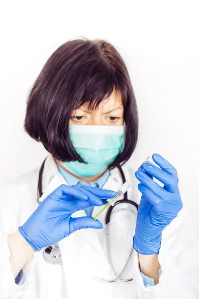 Dokter holding medische ampul en spuit — Stockfoto