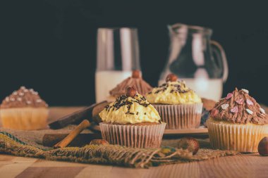 Ev yapımı kek cupcake gl ile Çikolatalı ve vanilyalı krema ile